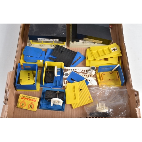 197 - A QUANTITY OF UNBOXED ASSORTED TRI-ANG MINIC MOTORWAYS BUILDINGS AND ACCESSORIES, contents not check... 