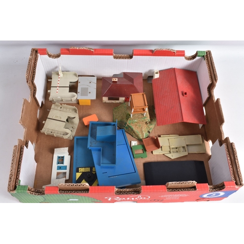 197 - A QUANTITY OF UNBOXED ASSORTED TRI-ANG MINIC MOTORWAYS BUILDINGS AND ACCESSORIES, contents not check... 