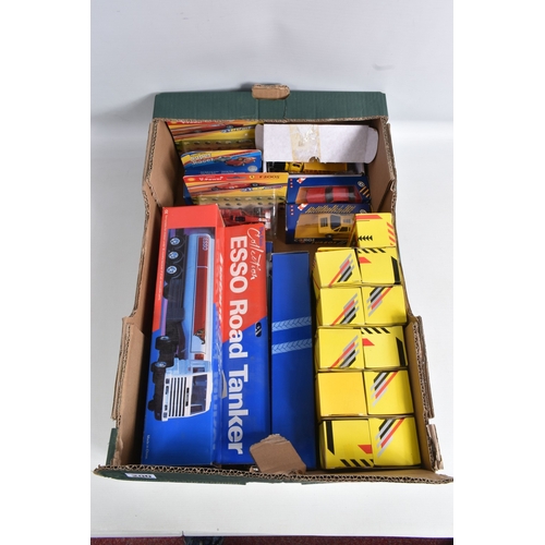 200 - A LARGE QUANTITY OF UNBOXED ASSORTED PLAYWORN DIECAST AND PLASTIC VEHICLES, to include Corgi, Matchb... 