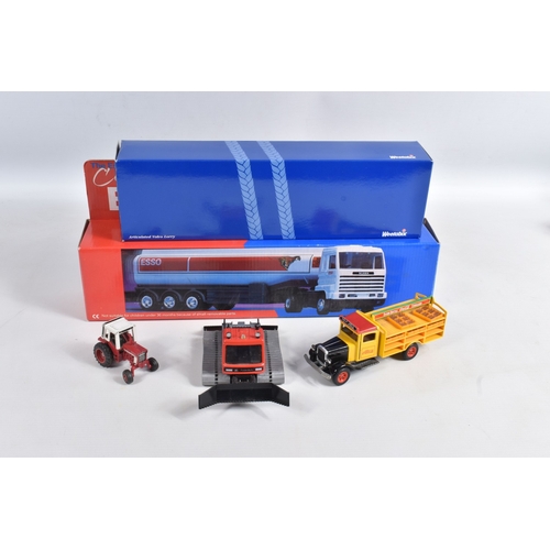 200 - A LARGE QUANTITY OF UNBOXED ASSORTED PLAYWORN DIECAST AND PLASTIC VEHICLES, to include Corgi, Matchb... 