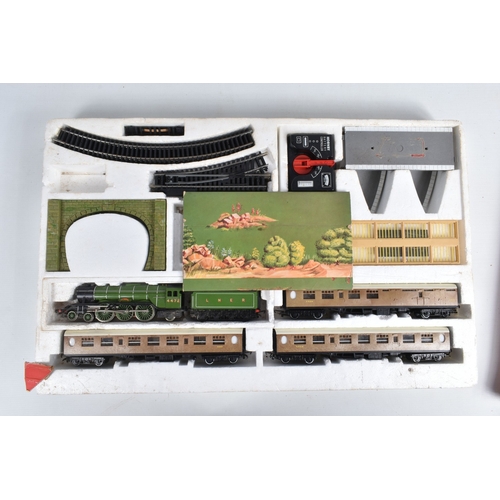 229 - A BOXED HORNBY RAILWAYS OO GAUGE FLYING SCOTSMAN TRAIN SET, No.R549, comprising said locomotive and ... 