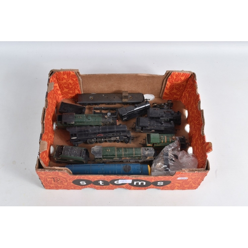 231 - A QUANTITY OF UNBOXED TRI-ANG OO GAUGE LOCOMOTIVES, to include class 3 Standard Tank No.82004, B.R. ... 