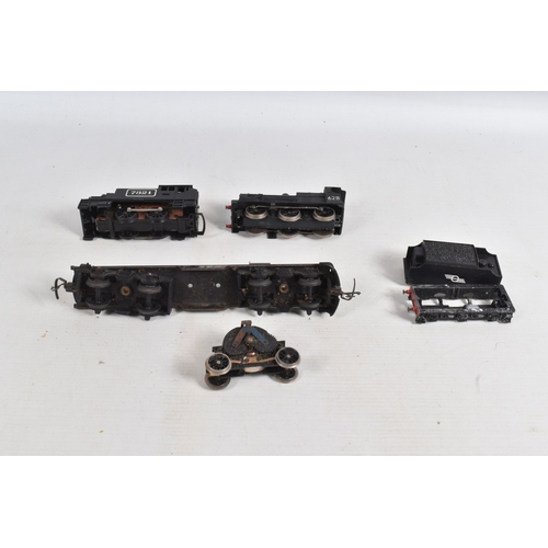 231 - A QUANTITY OF UNBOXED TRI-ANG OO GAUGE LOCOMOTIVES, to include class 3 Standard Tank No.82004, B.R. ... 