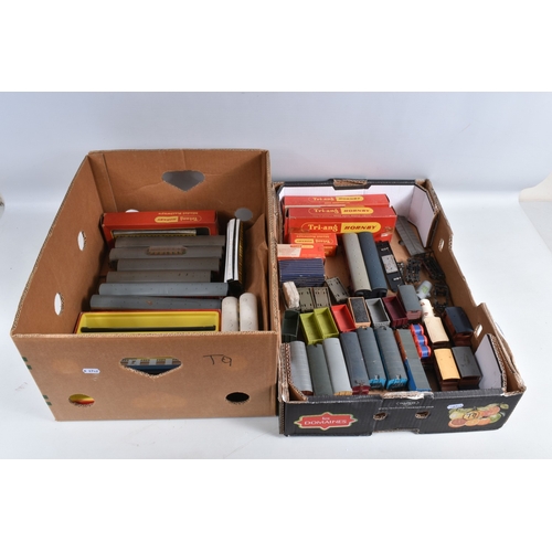 233 - A QUANTITY OF BOXED AND UNBOXED ASSORTED OO GAUGE ROLLING STOCK, to include boxed Tri-ang Hornby Bog... 