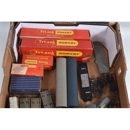 233 - A QUANTITY OF BOXED AND UNBOXED ASSORTED OO GAUGE ROLLING STOCK, to include boxed Tri-ang Hornby Bog... 
