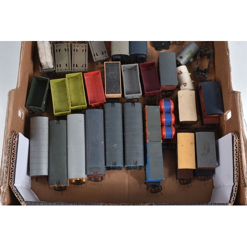 233 - A QUANTITY OF BOXED AND UNBOXED ASSORTED OO GAUGE ROLLING STOCK, to include boxed Tri-ang Hornby Bog... 