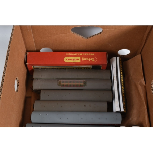 233 - A QUANTITY OF BOXED AND UNBOXED ASSORTED OO GAUGE ROLLING STOCK, to include boxed Tri-ang Hornby Bog... 