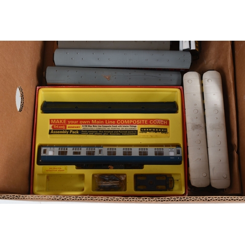 233 - A QUANTITY OF BOXED AND UNBOXED ASSORTED OO GAUGE ROLLING STOCK, to include boxed Tri-ang Hornby Bog... 