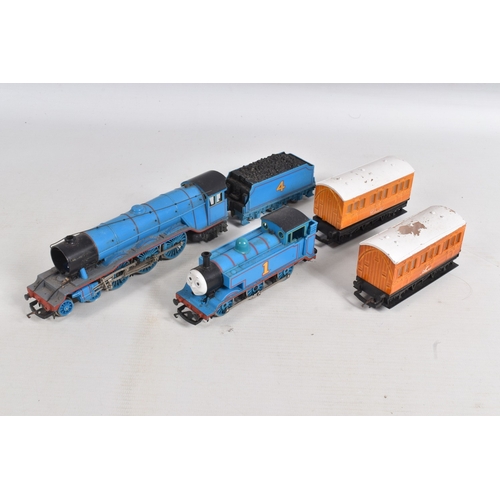 236 - A QUANTITY OF UNBOXED ASSORTED TRI-ANG & HORNBY OO GAUGE MODEL RAILWAY ITEMS, to include Tri-ang cla... 