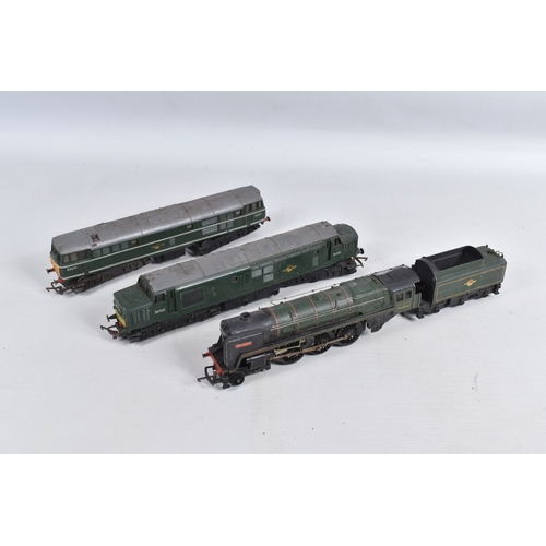 236 - A QUANTITY OF UNBOXED ASSORTED TRI-ANG & HORNBY OO GAUGE MODEL RAILWAY ITEMS, to include Tri-ang cla... 