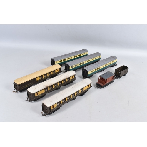 236 - A QUANTITY OF UNBOXED ASSORTED TRI-ANG & HORNBY OO GAUGE MODEL RAILWAY ITEMS, to include Tri-ang cla... 
