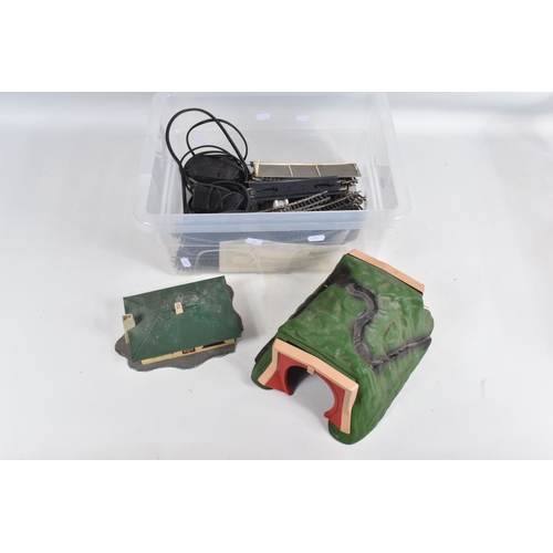 236 - A QUANTITY OF UNBOXED ASSORTED TRI-ANG & HORNBY OO GAUGE MODEL RAILWAY ITEMS, to include Tri-ang cla... 