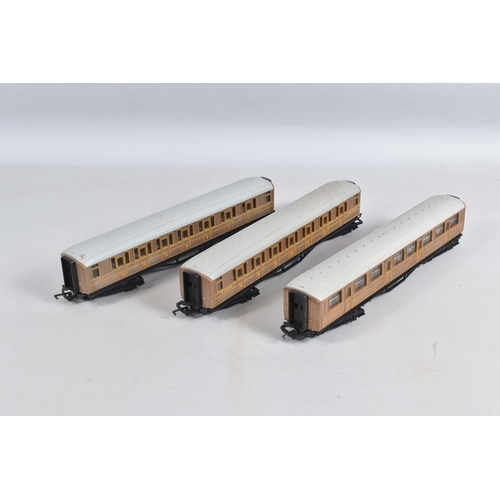 239 - A QUANTITY OF MAINLY UNBOXED OO GAUGE TRI-ANG & HORNBY L.N.E.R. COACHING STOCK, assorted  Short Cler... 