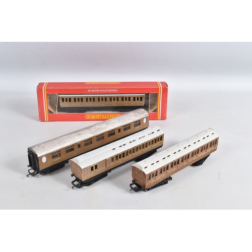 239 - A QUANTITY OF MAINLY UNBOXED OO GAUGE TRI-ANG & HORNBY L.N.E.R. COACHING STOCK, assorted  Short Cler... 