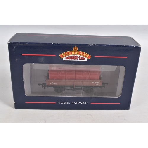 243 - A QUANTITY OF BOXED OO GAUGE MODEL RAILWAY ITEMS, Lima class 60 'Brecon Beacons' No.60 040, Mainline... 