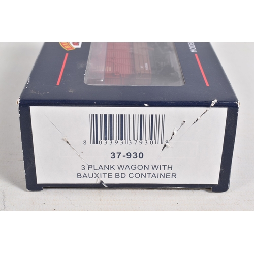 243 - A QUANTITY OF BOXED OO GAUGE MODEL RAILWAY ITEMS, Lima class 60 'Brecon Beacons' No.60 040, Mainline... 