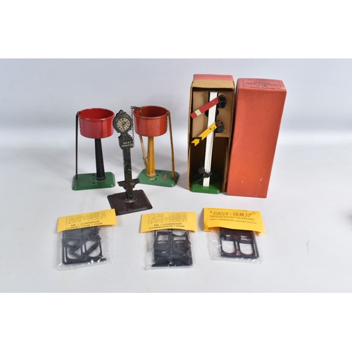 245 - A QUANTITY OF ASSORTED O GAUGE MODEL RAILWAY ITEMS, unboxed 2 x Tri-ang Big Big B.R. Mk.2 coaches re... 