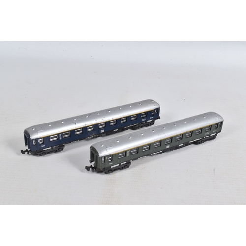 219 - A QUANTITY OF UNBOXED ASSORTED CONTINENTAL OUTLINE N GAUGE MODEL RAILWAY ITEMS, Arnold Series 2 0-6-... 