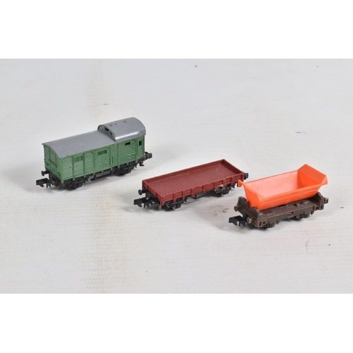 219 - A QUANTITY OF UNBOXED ASSORTED CONTINENTAL OUTLINE N GAUGE MODEL RAILWAY ITEMS, Arnold Series 2 0-6-... 