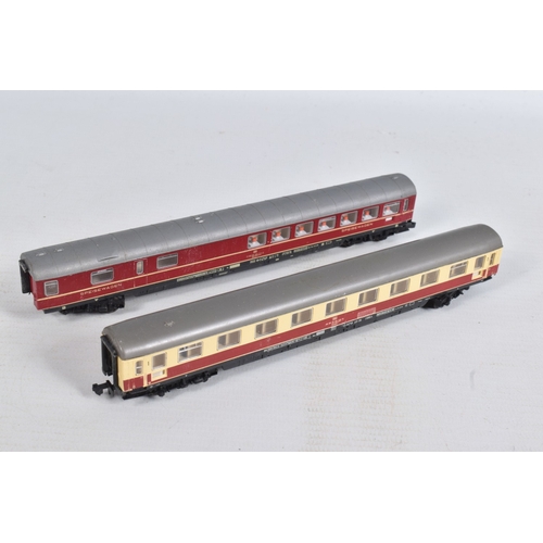 219 - A QUANTITY OF UNBOXED ASSORTED CONTINENTAL OUTLINE N GAUGE MODEL RAILWAY ITEMS, Arnold Series 2 0-6-... 