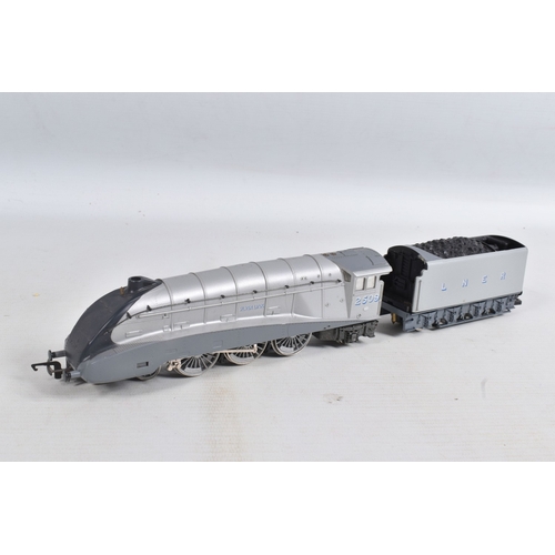 222 - AN UNBOXED HORNBY RAILWAYS OO GAUGE 'SILVER JUBILEE' TRAIN SET, No.R837, comprising A4 class locomot... 