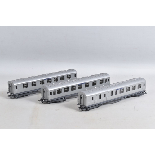 222 - AN UNBOXED HORNBY RAILWAYS OO GAUGE 'SILVER JUBILEE' TRAIN SET, No.R837, comprising A4 class locomot... 