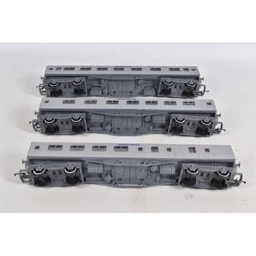 222 - AN UNBOXED HORNBY RAILWAYS OO GAUGE 'SILVER JUBILEE' TRAIN SET, No.R837, comprising A4 class locomot... 