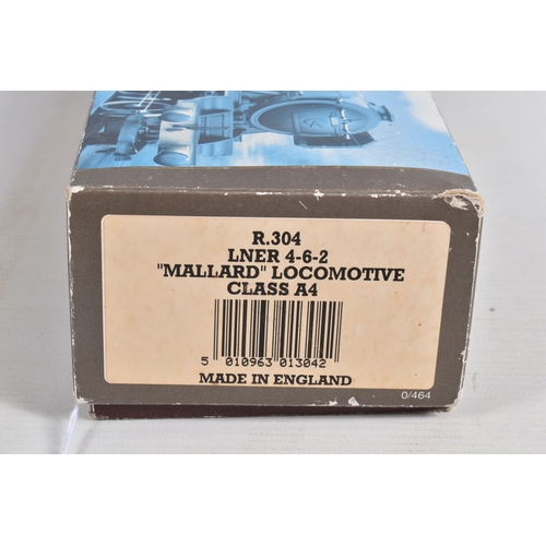 223 - TWO BOXED HORNBY RAILWAYS OO GAUGE A4 CLASS LOCOMOTIVE AND TENDER, 'Silver Fox' No.2512, L.N.E.R sil... 