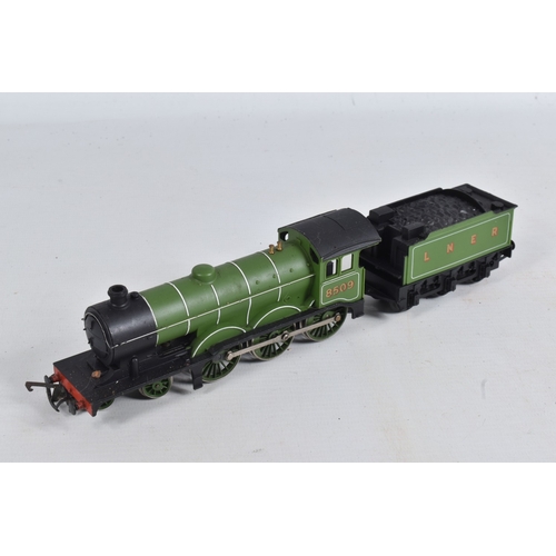 227 - A QUANTITY OF BOXED AND UNBOXED OO GAUGE LOCOMOTIVES,boxed Mainline class J72 Tank 'Joem' No.69023, ... 