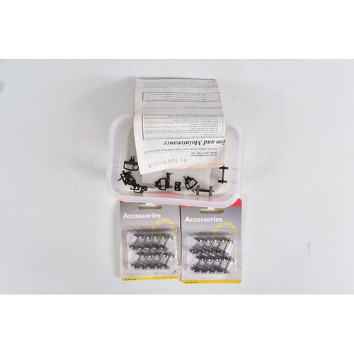 227 - A QUANTITY OF BOXED AND UNBOXED OO GAUGE LOCOMOTIVES,boxed Mainline class J72 Tank 'Joem' No.69023, ... 