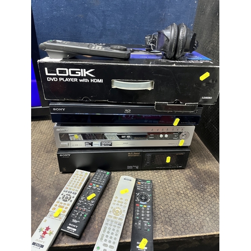 61 - A SONY KDL 40HX803 40in TV with remote (PAT pass and working), a Sony Blu-ray, a Sony DVD, a Sony VH... 