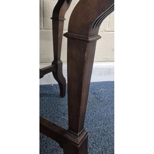 219 - AN EDWARDIAN MAHOGANY CIRCULAR CENTRE TABLE, raised on tapered supports and shaped legs, united by a... 