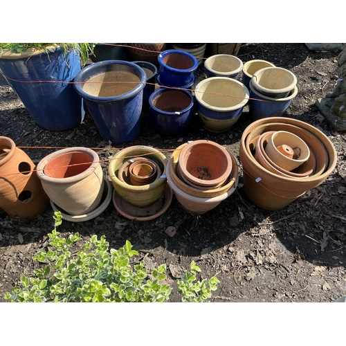 7 - A SELECTION OF TERRACOTTA PLANT POTS AND PLATTERS, the largest being 36cm in diameter (20+)