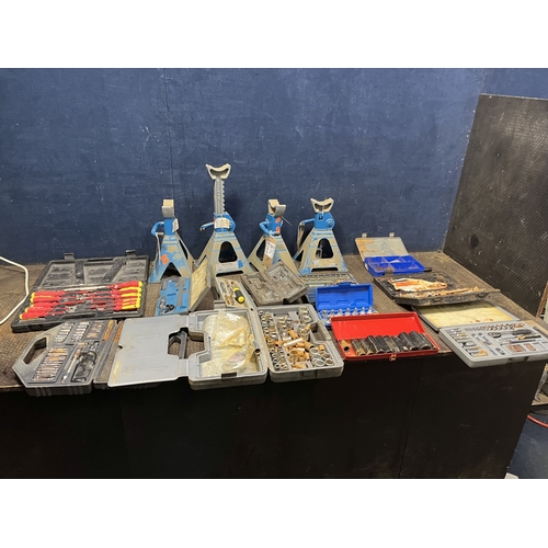 85 - A COLLECTION OF AUTOMOTIVE TOOLS: including two pairs of Silverline ratchet axle stands, Sealey, Kam... 