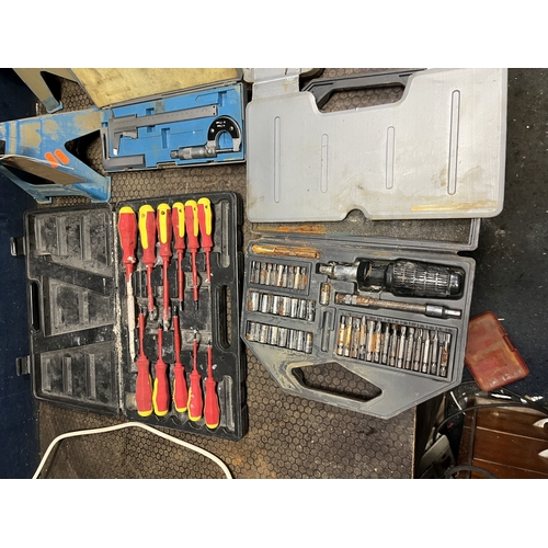 85 - A COLLECTION OF AUTOMOTIVE TOOLS: including two pairs of Silverline ratchet axle stands, Sealey, Kam... 