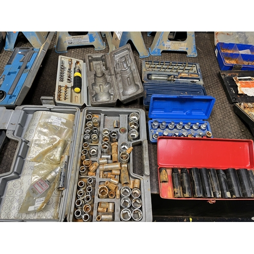 85 - A COLLECTION OF AUTOMOTIVE TOOLS: including two pairs of Silverline ratchet axle stands, Sealey, Kam... 