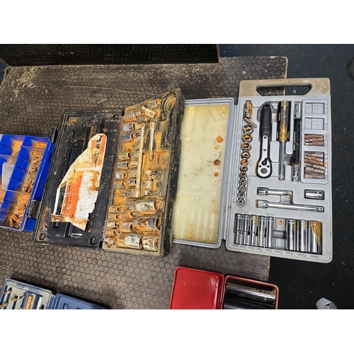 85 - A COLLECTION OF AUTOMOTIVE TOOLS: including two pairs of Silverline ratchet axle stands, Sealey, Kam... 