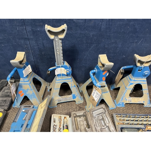 85 - A COLLECTION OF AUTOMOTIVE TOOLS: including two pairs of Silverline ratchet axle stands, Sealey, Kam... 