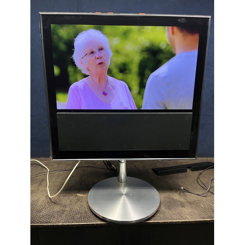 86 - A BANG & OLUFSEN BEOVISION 10-32 TV with a 32in screen, motorised stand and remote (PAT pass and wor... 