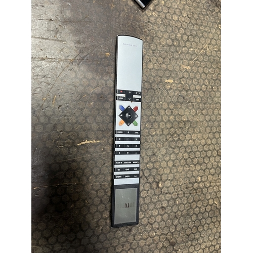 86 - A BANG & OLUFSEN BEOVISION 10-32 TV with a 32in screen, motorised stand and remote (PAT pass and wor... 