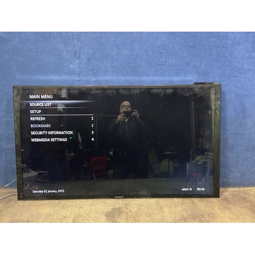 87 - A BANG & OLUFSEN BEOVISION AVANT 55 TV with a 55-inch screen, but no remote (PAT pass and working, b... 