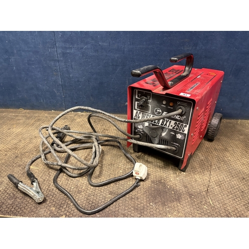 91 - A KENDE BX1-250C AC WELDER, with a 230v and 400v switch, PAT fail due to separation between plug and... 