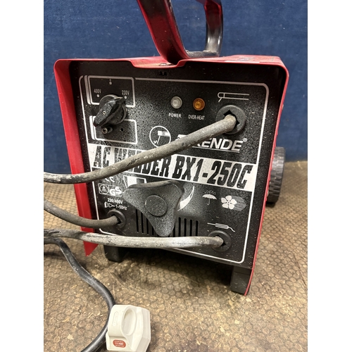 91 - A KENDE BX1-250C AC WELDER, with a 230v and 400v switch, PAT fail due to separation between plug and... 