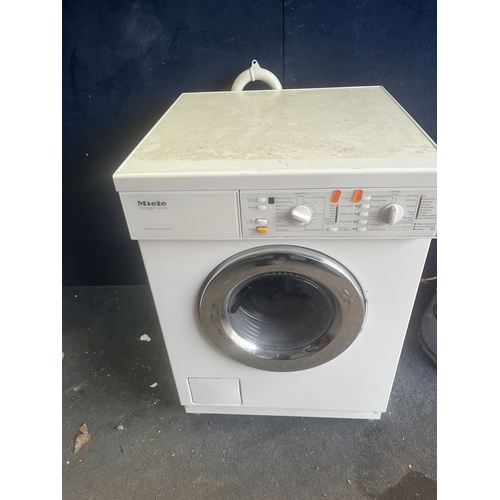 109 - A MIELE W945 WASHER DRYER, width 60cm, depth 60cm, height 85cm (PAT pass, spin cycle run but not tes... 