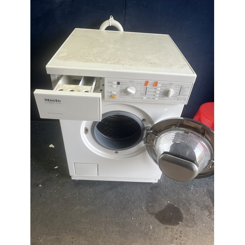 109 - A MIELE W945 WASHER DRYER, width 60cm, depth 60cm, height 85cm (PAT pass, spin cycle run but not tes... 