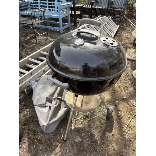 10 - A WEBER CHARCOAL KETTLE BBQ, with a cover, diameter 59cm, condition report: in need of cleaning, stu... 