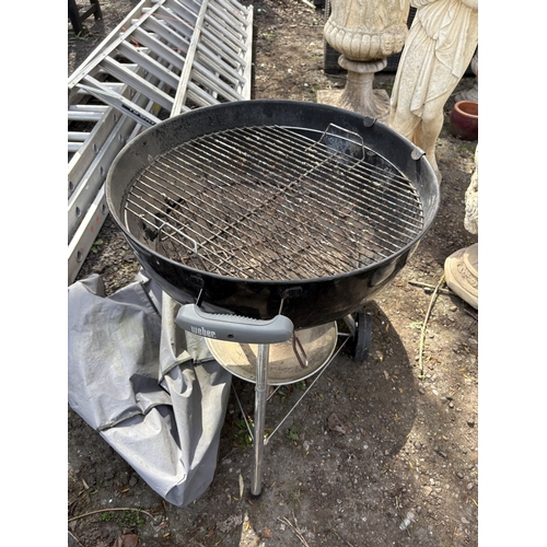 10 - A WEBER CHARCOAL KETTLE BBQ, with a cover, diameter 59cm, condition report: in need of cleaning, stu... 