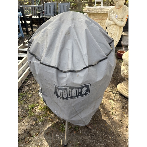 10 - A WEBER CHARCOAL KETTLE BBQ, with a cover, diameter 59cm, condition report: in need of cleaning, stu... 