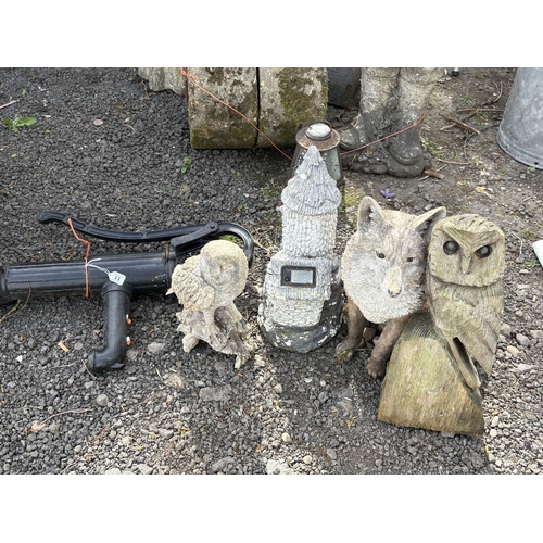 11 - A CAST IRON WATER PUMP, along with three plastic garden items including a fox, owl and stone house, ... 