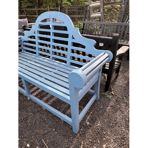 16 - A BLUE PAINTED TEAK LUTYENS BENCH, length 165cm, condition report: frame is solid